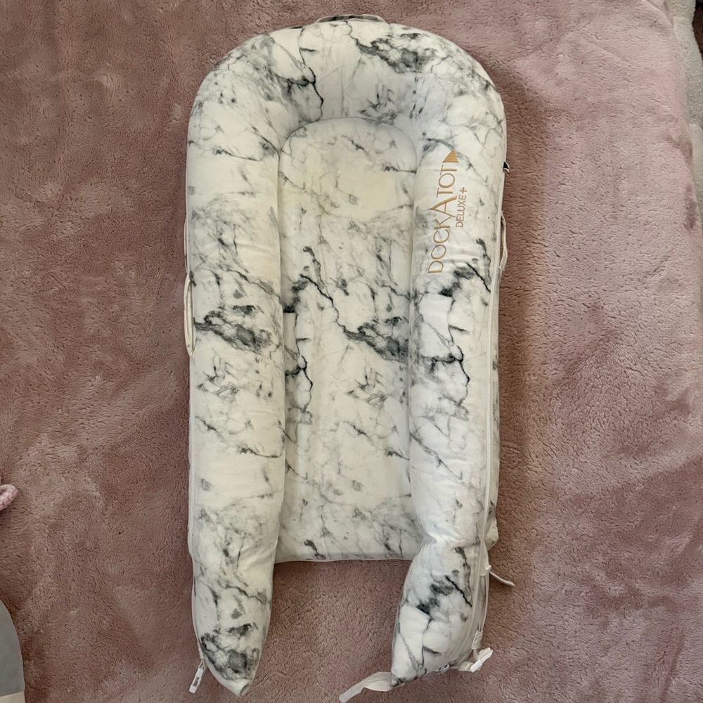 Dockatot Deluxe + in Marble